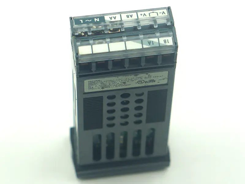 EUROTHERM 2132/CC/VH/ENG 温度コントローラー
